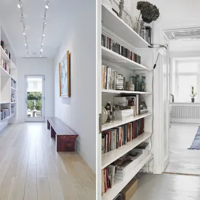 Corridoi lunghi e stretti e spazi di passaggio cambiano faccia e funzione con librerie a muro sospese