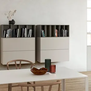 Wallover è la versatile collezione di mobili giorno e librerie sospese di Caccaro