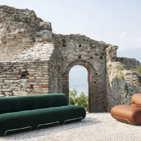 Combinazione divano e poltrona proposta da Tacchini modello Orsola per outdoor