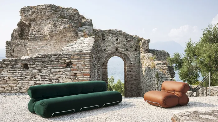 Combinazione divano e poltrona proposta da Tacchini modello Orsola per outdoor
