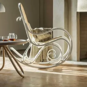 L'iconica sedia a dondolo Schaukelstuhl di Gebrüder Thonet