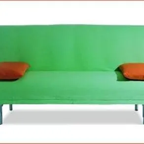 divano verde con cuscini rossi