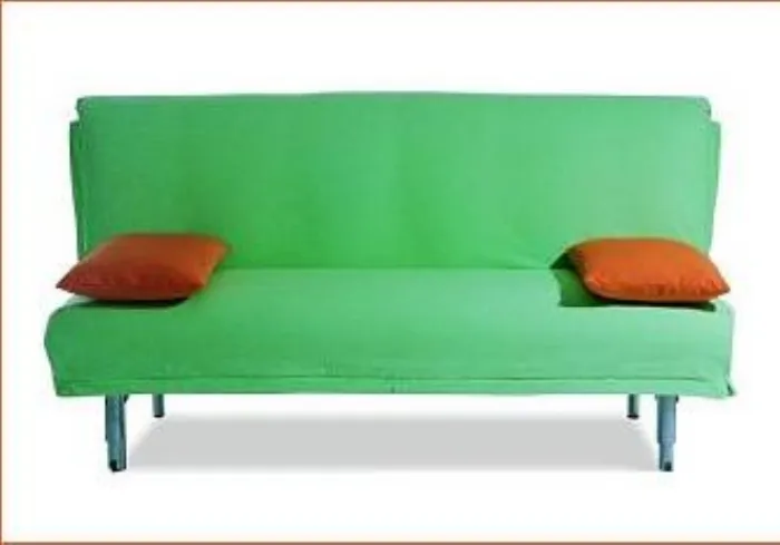 divano verde con cuscini rossi