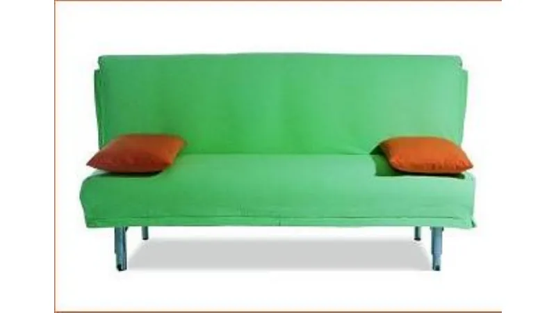 divano verde con cuscini rossi