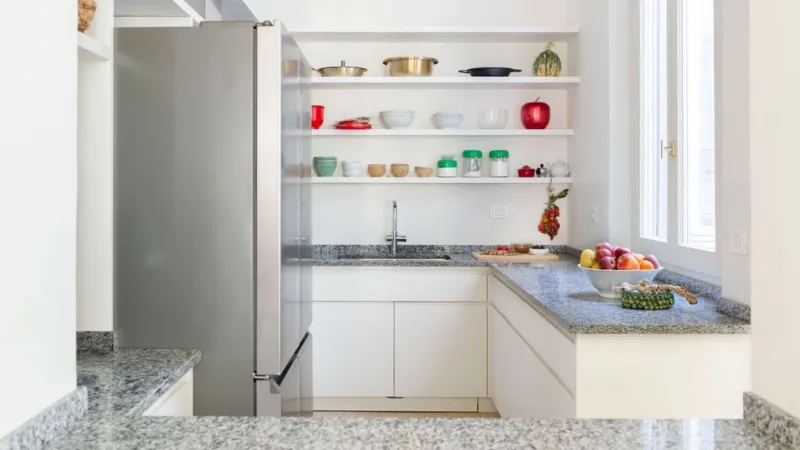 Cucina e soggiorno comunicano in modo fluido