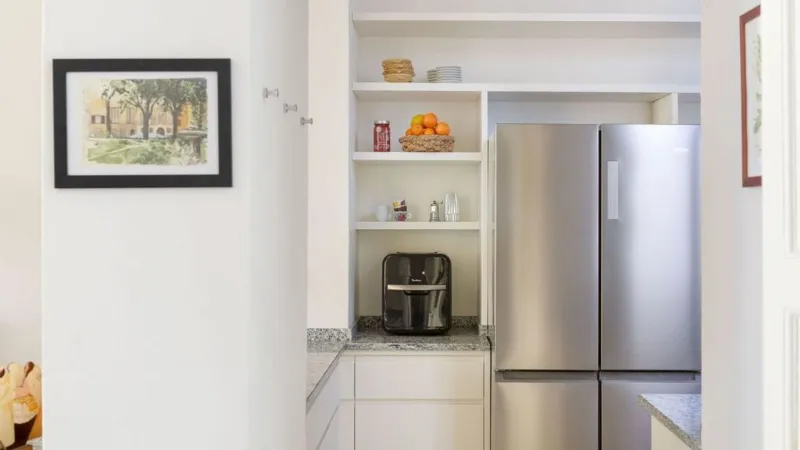 Cucina e soggiorno comunicano in modo fluido