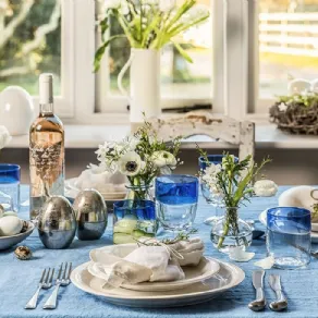 Un'elegante tavola di Pasqua nei toni dell'azzurro