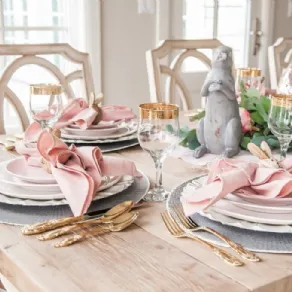 Un perfetto mix di rosa, grigio e bianco per una tavola pasquale delicata ma di grande effetto