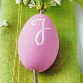 Anche con le uova si realizzano originali segnaposto per Pasqua