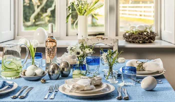 Un'elegante tavola di Pasqua nei toni dell'azzurro