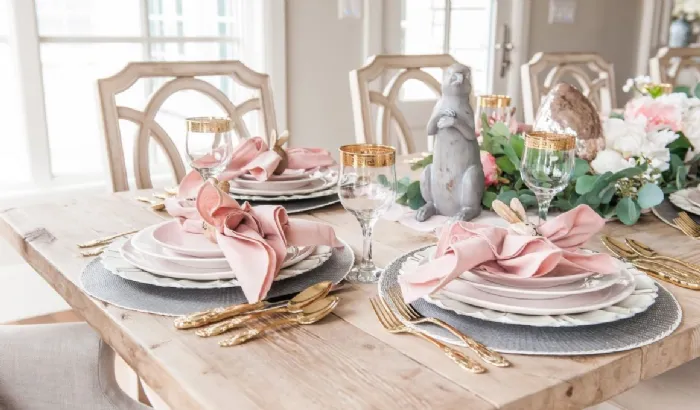 Un perfetto mix di rosa, grigio e bianco per una tavola pasquale delicata ma di grande effetto