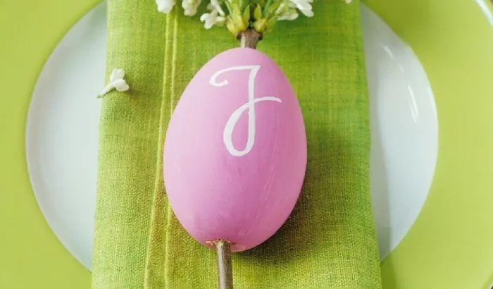 Anche con le uova si realizzano originali segnaposto per Pasqua