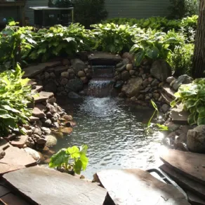 Laghetto da giardino con cascate