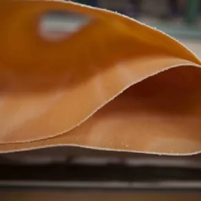dettaglio di foglio di legno ripiegato su sé stesso
