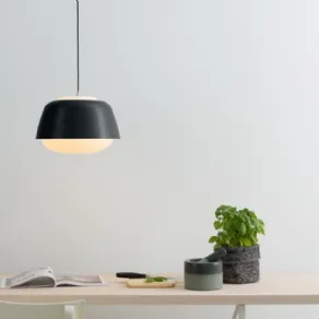 Lampadari a sospensione sul tavolo