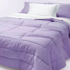 letto matrimoniale con biancheria bianca e due cuscini e copriletto lavanda