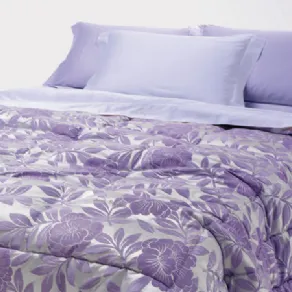 letto matrimoniale con biancheria lavanda e copriletto a fantasia floreale viola e argento