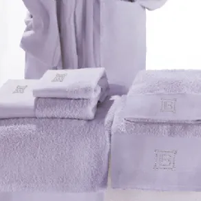 set di asciugamani lavanda con logo in strass LB