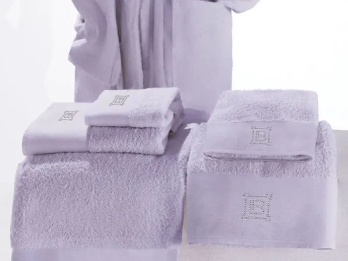 set di asciugamani lavanda con logo in strass LB