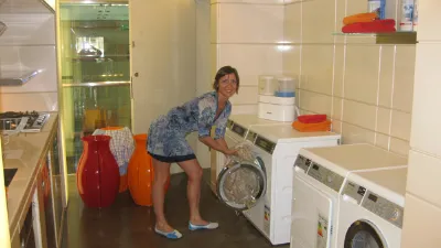 signora e lavatrice