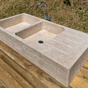 Un lavandino da cucina in pietra