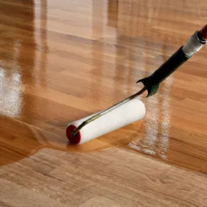 La cera protegge e lucida il parquet