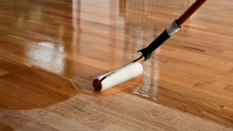 La cera protegge e lucida il parquet