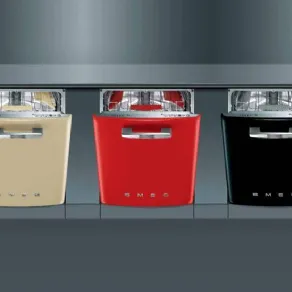 Tre lavastoviglie sottotop Smeg con estetica anni '50 nei colori panna, rosso e nero