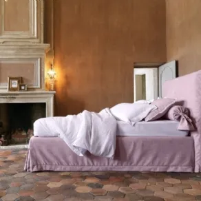 Camera da letto classica con applique