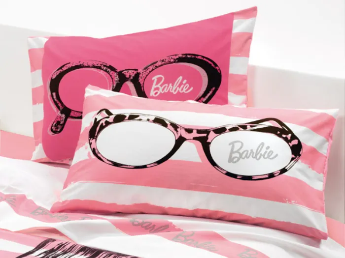 due cuscini a righe bianche e rosa con stampa di occhiali da sole neri