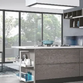 Pareti grigio-azzurre fanno da equilibrato sfondo alla cucina Luna Lube 