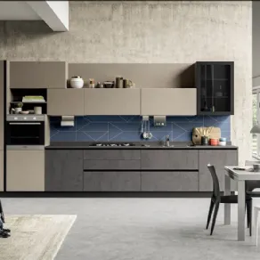 Una parete sfumata che riprende i colori degli elementi della cucina Kaya Stosa 
