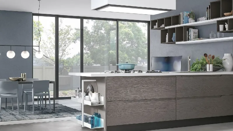 Pareti grigio-azzurre fanno da equilibrato sfondo alla cucina Luna Lube 