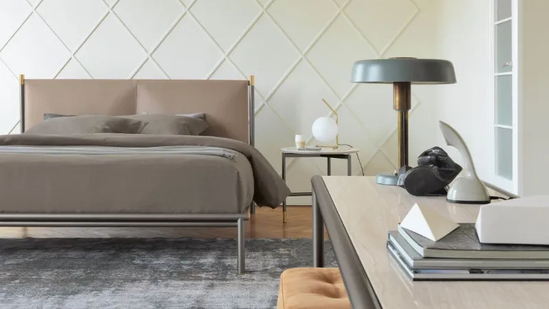 Un'elegante boiserie a losanghe esalta le linee del letto Iko di Flou