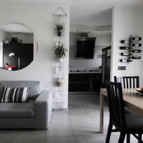 Cucina minimal Copat a vista su zona living di BoobbleDesign 