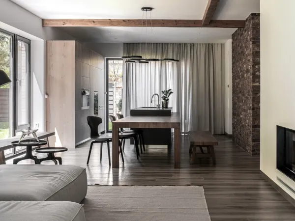 Salotto dal design minimale in toni di grigio
