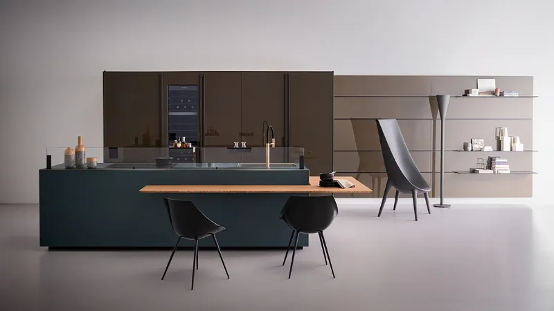 Artematica Soft Outline di Valcucine. Cucina a isola con bancone in bambù e paraschizzi in vetro