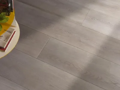 I listoni parquet della gamma Studio by Berti Pavimenti in un grigio chiaro morbido e luminoso