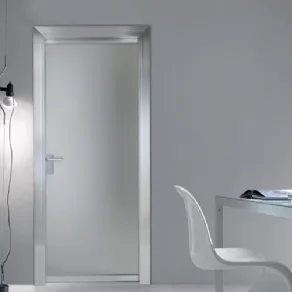 Un esempio di porta artistica con inserti in vetro: una vera opera d'arte