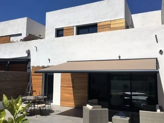 Le tende a bracci BT Group per un outdoor minimal chic