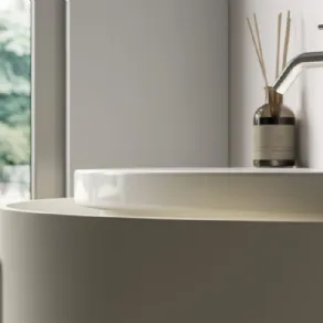 Dettaglio del lavabo curvo Moon con la sua base