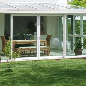 Veranda di Finstral con profili in PVC e vetri basso emissivi