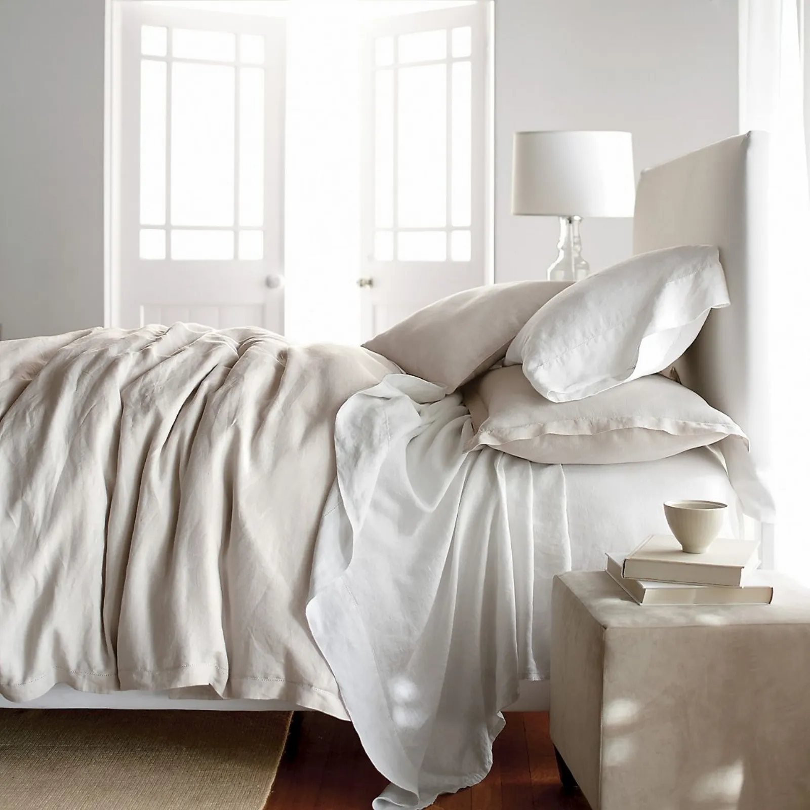 Смятая белая постель. Незаправленная кровать. Смятая кровать. Белая смятая постель. Смятая простынь.