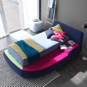 Un letto a terra singolo