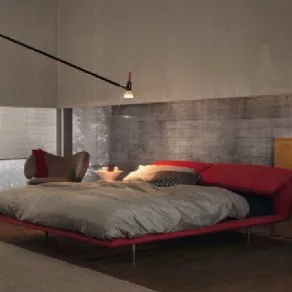 Letto imbottito rosso in camera da letto moderna