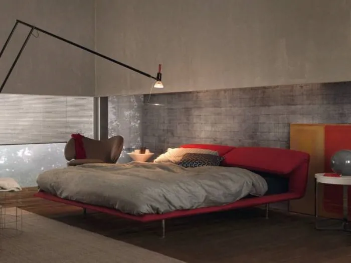 Letto imbottito rosso in camera da letto moderna