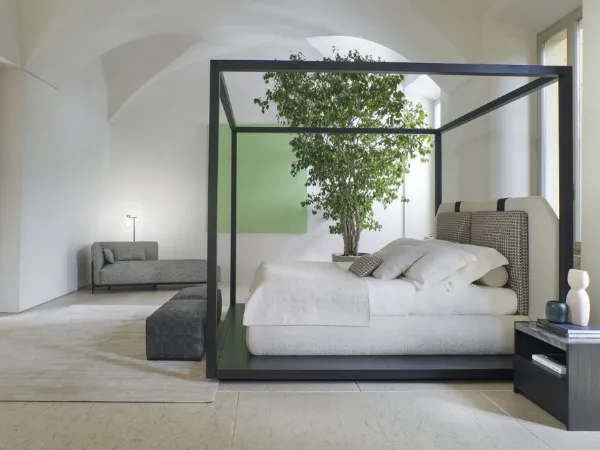 Letto in tessuto a baldacchino con testiera imbottita Karl di Conte Italian Bed Design