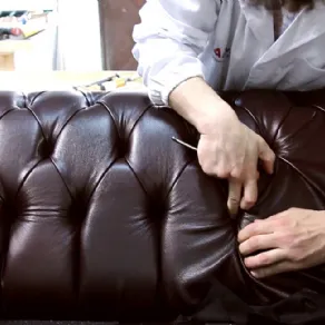 La lavorazione capitonné artigianale di un divano Chesterfield di Vama