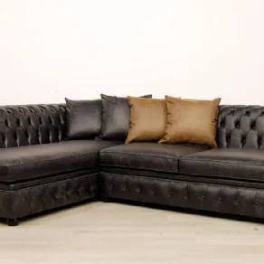 Un divano Chesterfield con penisola, realizzato su misura da Vama
