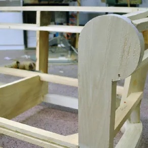 Il fusto in legno di abete di un divano Chesterfield di Vama